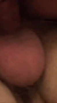 Gözlüklü seksi sarışın yakın çekimde sikini emiyor