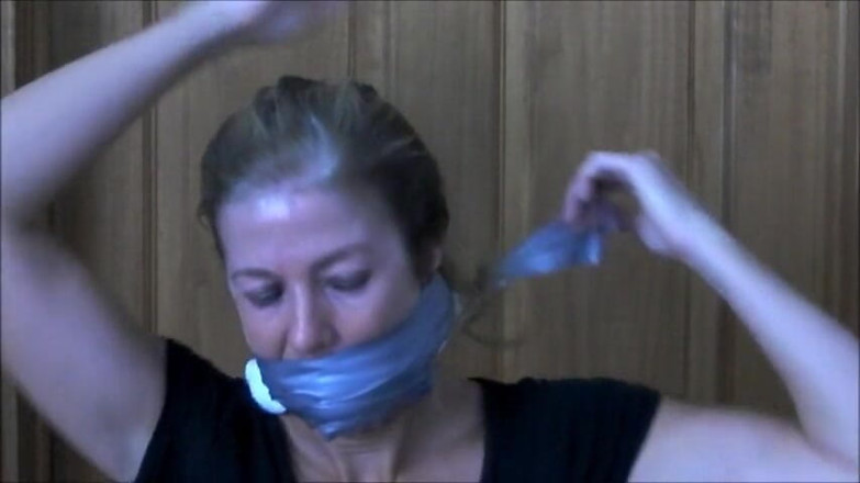 Selfgags classic: La milf jogger si imbavagliata da sola con le sue...