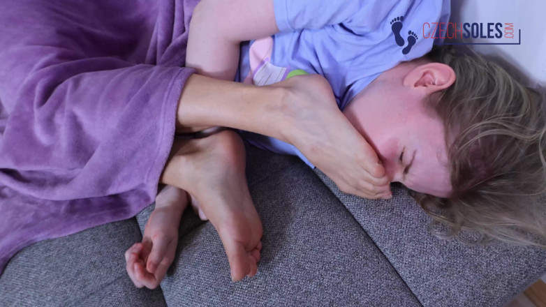 Czech Soles - foot fetish content: Meisje op meisje voetaanbidding en ruikt in bed