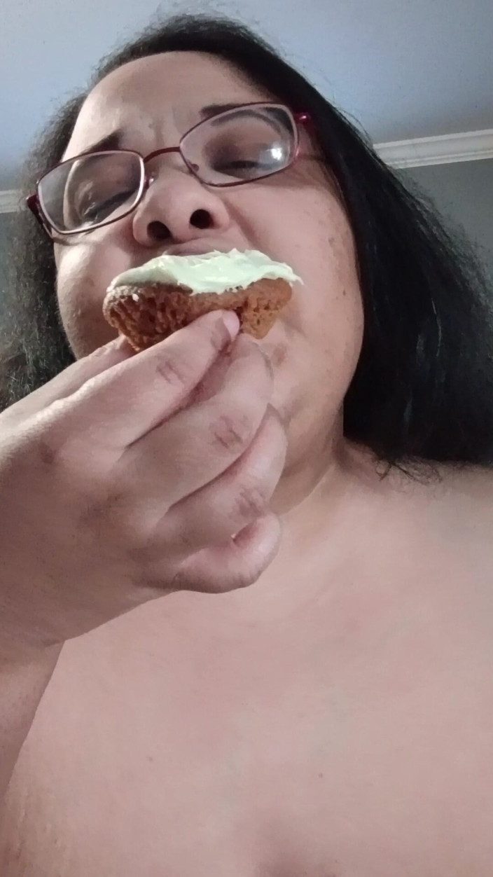 Jessica pigslut: Mijn gezicht vullen met cupcakes terwijl ik naakt ben