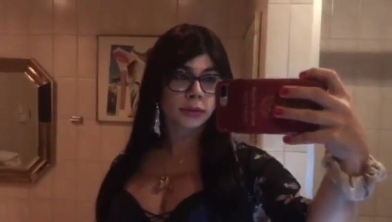 Tgirl Yaritza Vega: Kiểu tóc đen