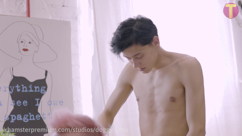Doggy boys: Smiskar sin understa pojke