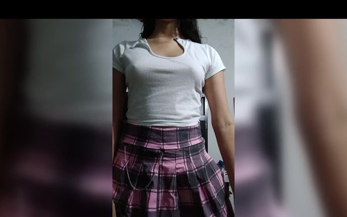 HomemadeTeenhot18: Teens18+ 把她奶子的视频发给她的老师，这样他就可以把她送到下一个班了