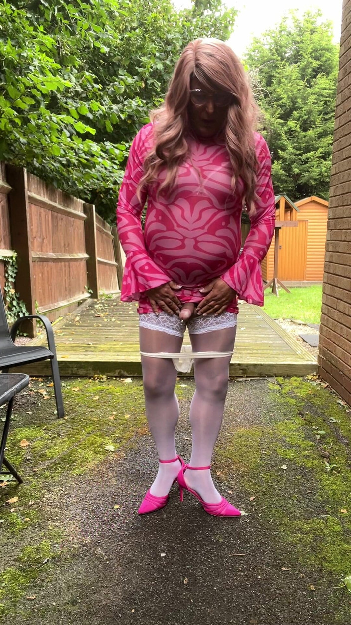 Kellycd2022: Sexy crossdresser Kellycd2022 en vestido rosa brillante y medias y...