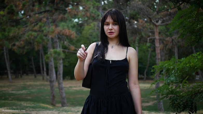 Russian Smokers: Fumar cigarrillo de 120 mm al aire libre
