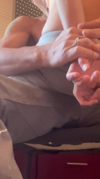 Náhodný domácí sex v kuchyni - sexy manželka saje a jezdí na velkém ptákovi