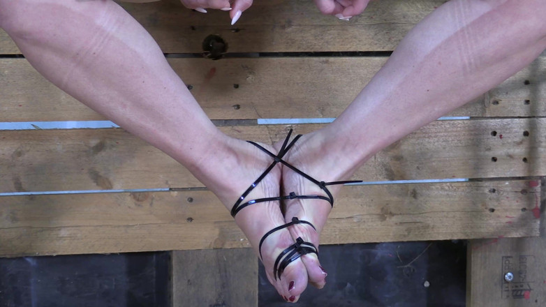 Yvette xtreme: Zip bondage s Yvette Costeau