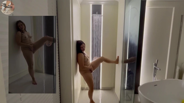 beauty_and_the_other_one: Lexi принимает душ и мастурбирует