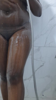 저는 강하게 섹스할 때 제 질을 씻는 걸 좋아해요