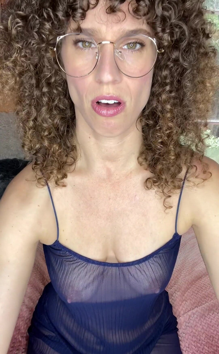 VibeWithMommy: 継母ジョイ!君が必要なんだ...イキる間、足の指や足の裏を舐めてほしい!久しぶりだな...くそったれ!