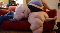 SSBBW bobbi jo il fallito calpesta e la zucca sul divano