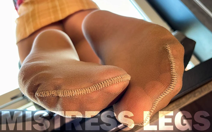 Mistress Legs: Zeiță în ciorapi tan Wiggleng Tălpi și degetele de la picioare pe...