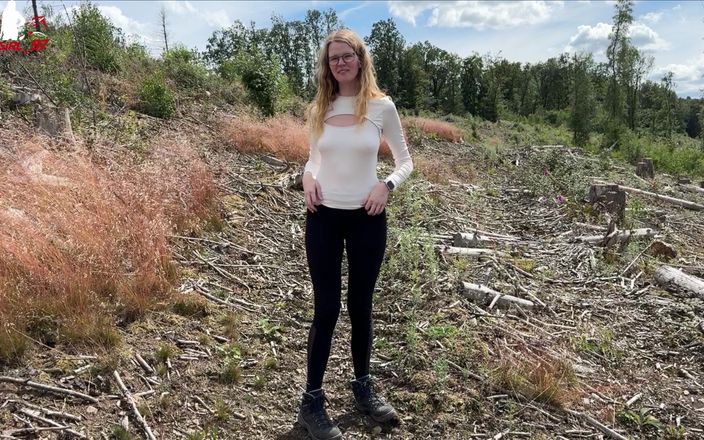 Bikergirl_97: Outdoor-Pissen Während einer Wanderung mit toller Aussicht!