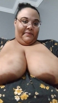 Je joue avec mes gros nichons et je lèche mes tétons !