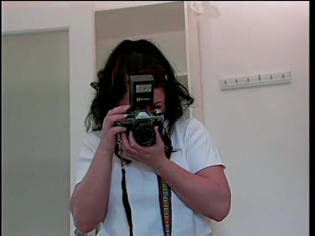 Girls of Desire: La prima esperienza lesbica di coed con il fotografo