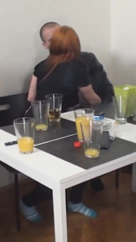 Un Hangout amical finit en orgie déjantée d’amis excités et d’action non-stop