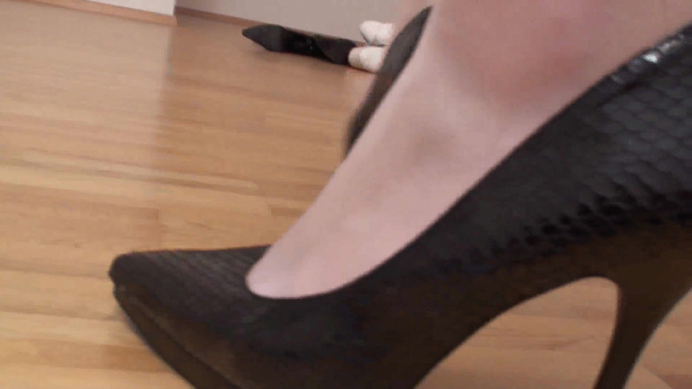 Foot Girls: Prsatá blonďatá MILF zkouší boty