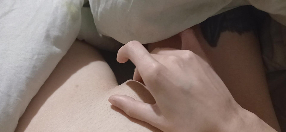 Lesbian-candys: V noci riskantně masturbuji pod přikrývkou vedle své nevlastní sestry