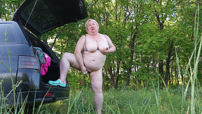 Zona901: Masturbiert ihre muschi in der natur