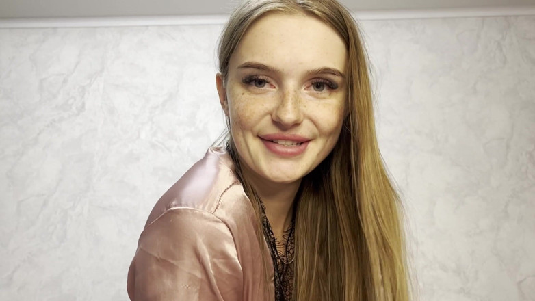 Lovelly_molly: Ella masturba las piernas de su novio, quien luego se...