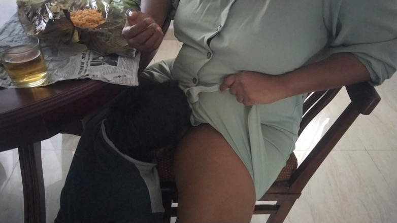 Tamil lesbian: Yemek masası ateşli amcık emiyor