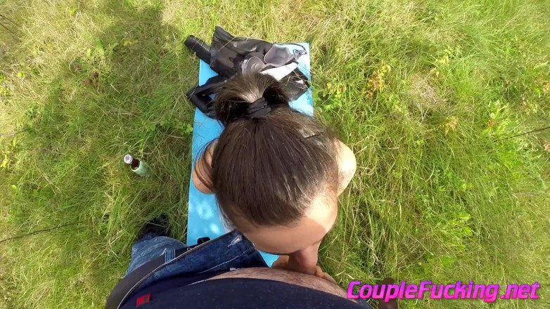 Couple Fucking: Chupando ao ar livre