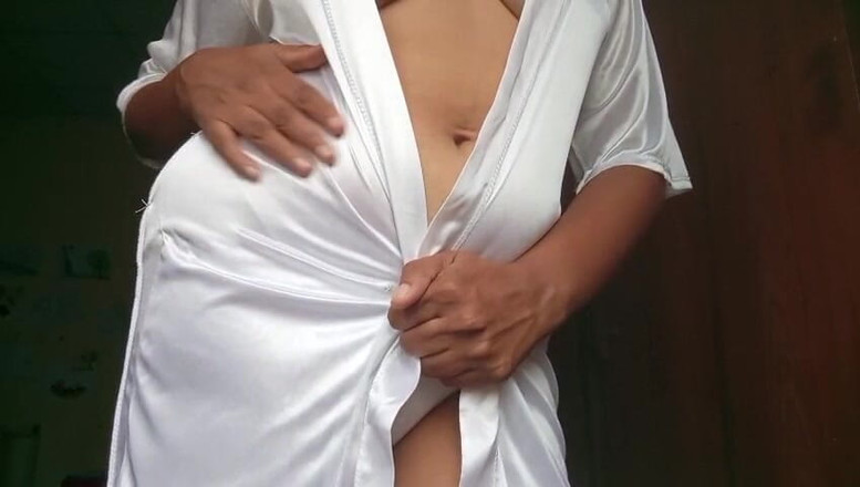 Miya White: Cewek sange ini lagi asik masturbasi itilnya sampai orgasme intens 08:10