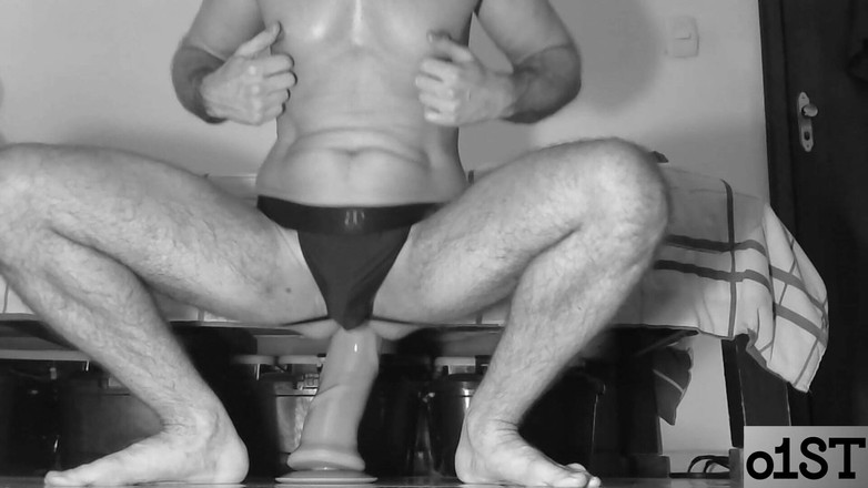 O1ST: 장난감으로 즐기는 면도한 몸을 가진 남자