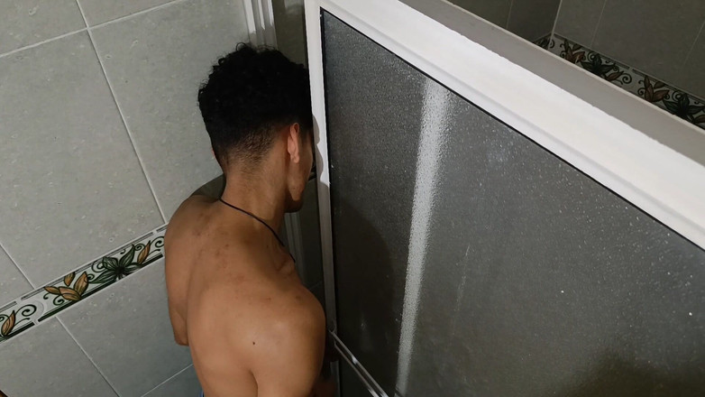 Jovencandelita: 我发现我的继母在浴室里自慰，最后用我的大鸡巴操她多汁的阴户