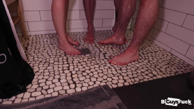 Bi Guys Fuck: Джеремі Баркер отвір pummeled бі секс