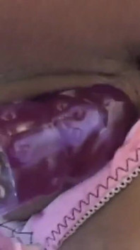 Geile brünette masturbiert zu hause mit ihrem sexspielzeug