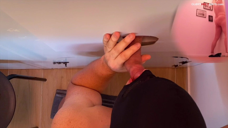 GLORYHOLEGAYS: Gloryhole papi se corre en una galleta - y trago más...