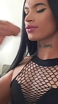 Morena chica se sienta en blanco polla