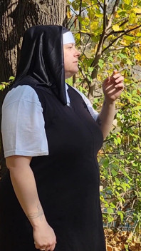 Freira grávida fumando
