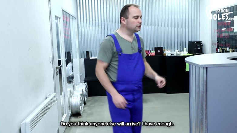 Czech Soles - foot fetish content: Відверте поклоніння подвійним ногам pneu-servis із сексуальним клієнтом