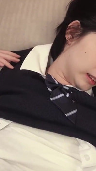 개인 정보를 보여주고 다리를 벌리십시오! 아름다운 창녀에게 정자 주입
