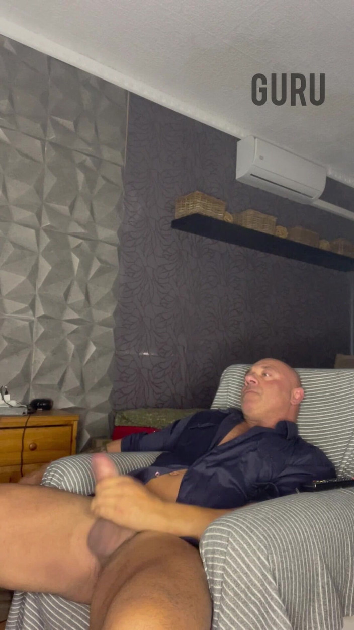 Mr. Guru: Evde tek başına mastürbasyon yapıyorum bu gömleği seviyorum