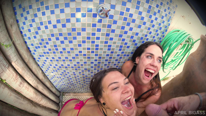 April BigAss: Außendusche FFM, Zwei Münder Und Eine Goldene Dusche