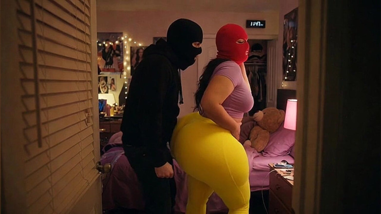 Animate golden: Rabuda latina em leggings amarelas apertadas é pressionada no quarto