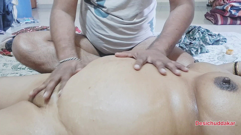 Desi chuddakar: Sexul incitant al indiencei Desi Bhabhi după masaj în voce hindi...