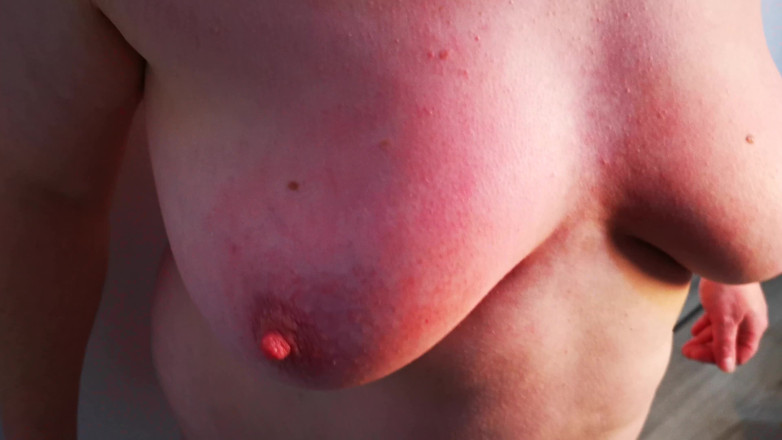 Bouncy Tits Action: Ihre nackten titten versohlen, bis sie schreit