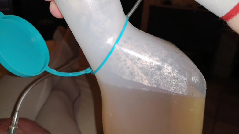Monster_Meat_: Pisse de toute urgence pendant une séance de glucose