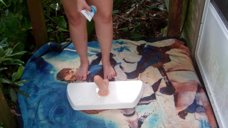 Scarlet Vixen: Ich reite meinen dildo draußen