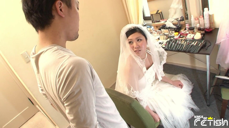 Pure Japanese adult video ( JAV): Japonesa con vestido de novia chupa una gran polla y...
