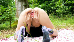 Peaches and Bananas: Běloruská teen Alisa - Venkovní masturbace