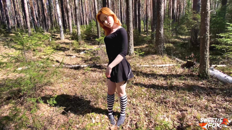 Sweetie Fox: 숲에서 빨고 후배위 섹스하는 빨간 머리