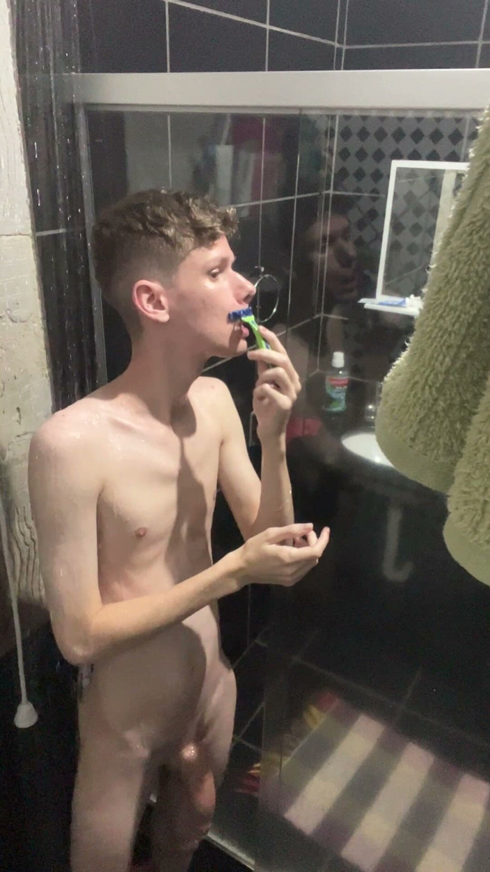 Kedoimath: Ragazzo magro si fa una doccia e mostra tutto il...