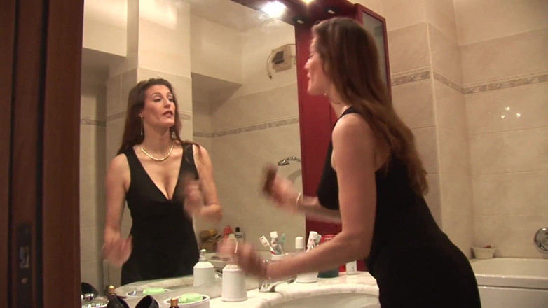 Milf in Love: Špinavá a sexy milfka provokuje fotografa