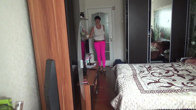 Sexy Milf: Kate sexy caminando con pantalones de yoga, tacones altos y...