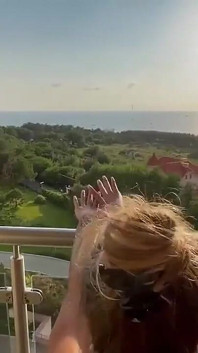 Se folló a Monika Fox en el balcón del hotel